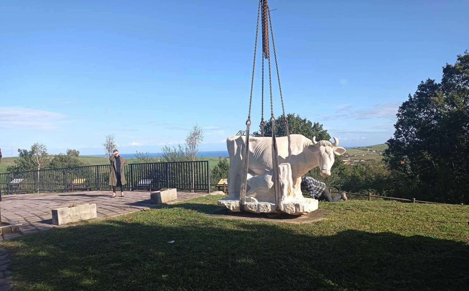 Una vaca y su becerra homenajean a los ganaderos en la Finca de Tinón