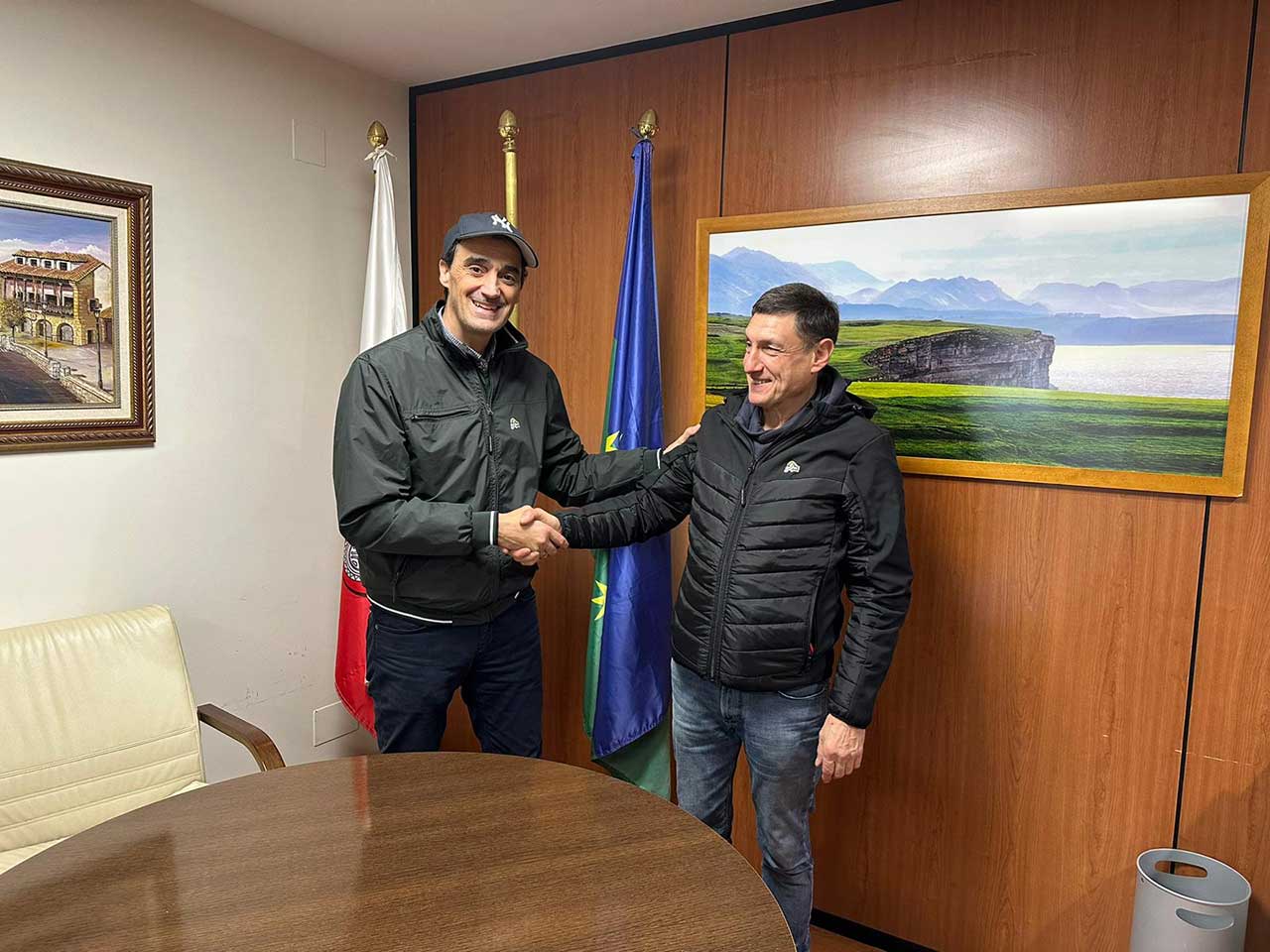 Los vecinos podrán adquirir prendas de la empresa cántabra Graphic Surfwear con un 25 por ciento de descuento