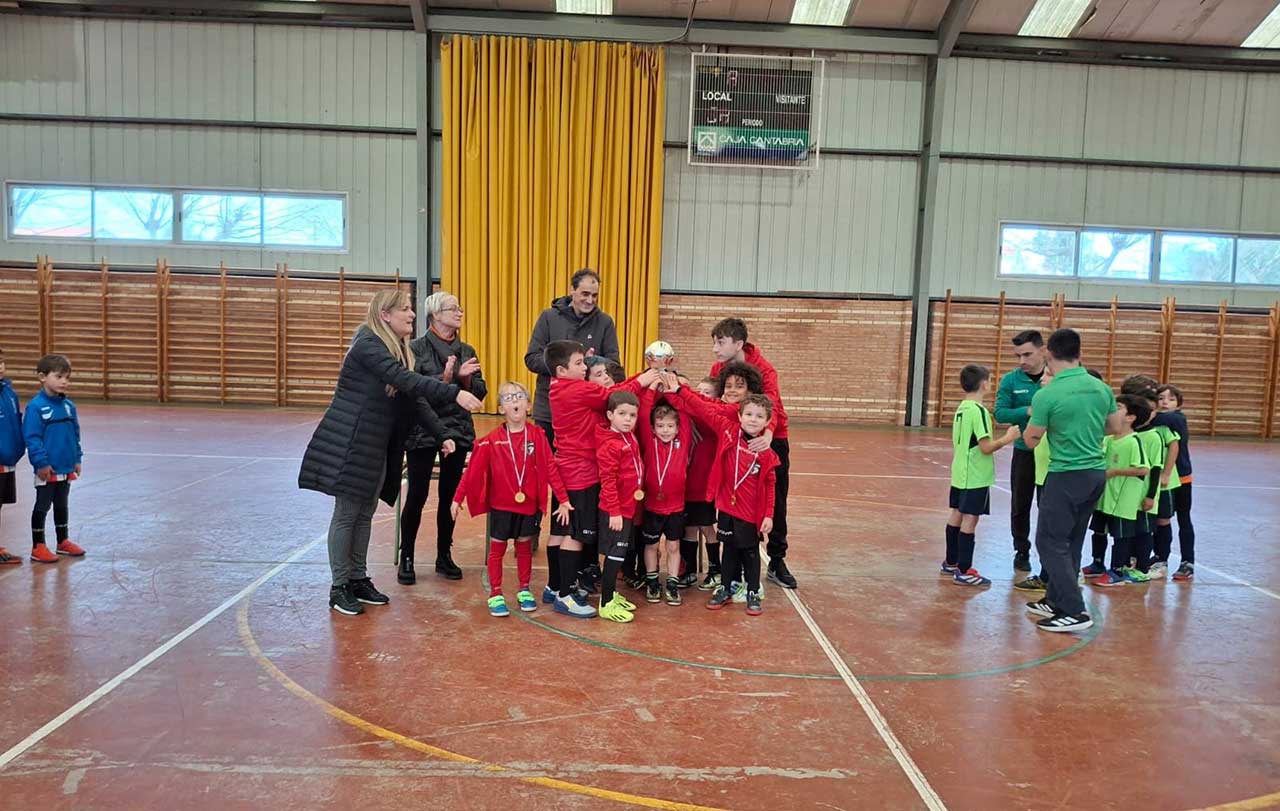 El polideportivo de Cóbreces acoge un cuadrangular navideño escolar