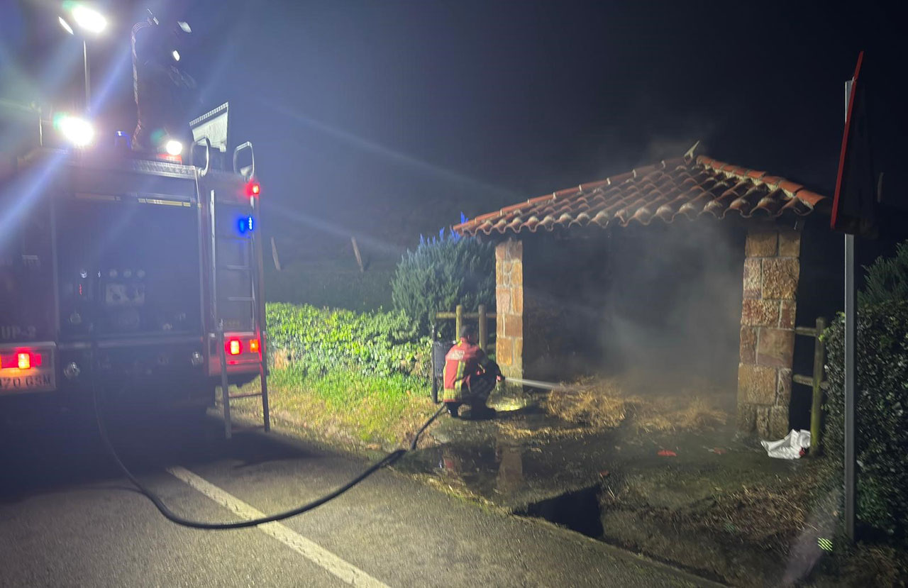 El humilladero de Oreña arde con uno de los belenes municipales