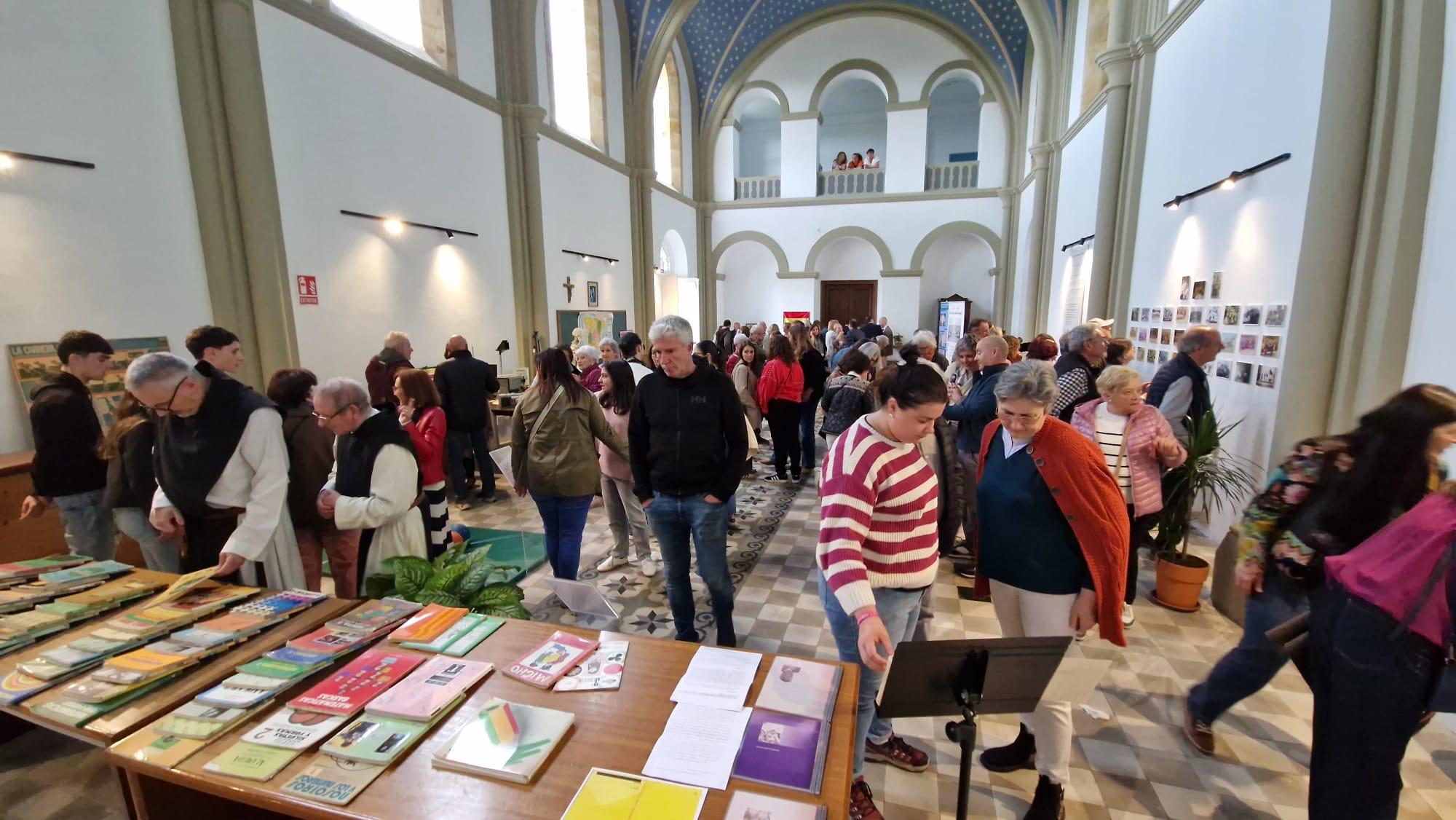 La inauguración de la nueva sala cultural municipal congrega a más de doscientas personas