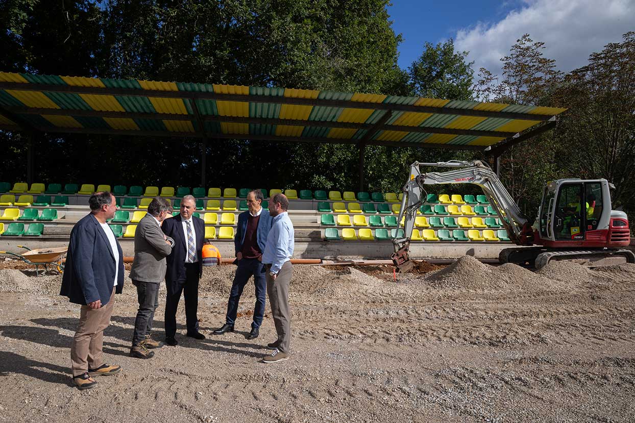 Media visita las obras de remodelación del campo de fútbol de Novales, en Alfoz de Lloredo